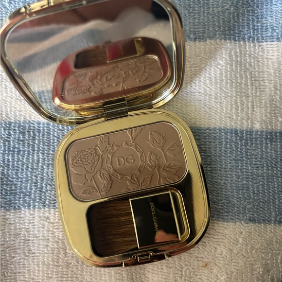 Dolce & Gabbana Pink Blush of Roses Compact with Floral Design - Picture 4 of 7